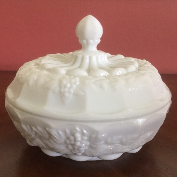 Vintage Westmoreland Grape Milk Large Glass Candy Dish With Lid Signed - Picture 2 of 16